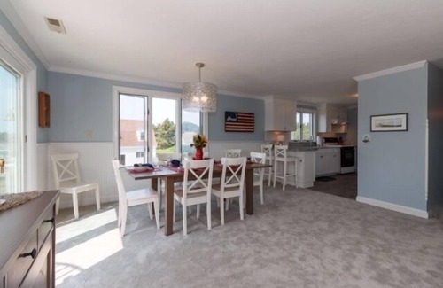 Falmouth House | Great 4 Bedroom home with a lovely upper deck with views of Nantucket Sound