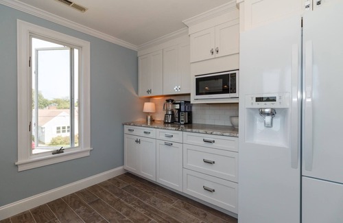 Falmouth House | Great 4 Bedroom home with a lovely upper deck with views of Nantucket Sound