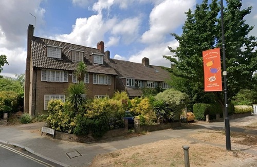 Thornton House | Great 5-Bedroom House in Thornton Road sleeps 14+ T7