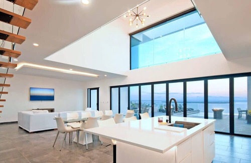 La Paz House | Great Bay Views, Infinity Pool, BBQ, Walk to Beach