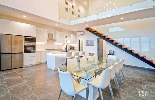 La Paz House | Great Bay Views, Infinity Pool, BBQ, Walk to Beach