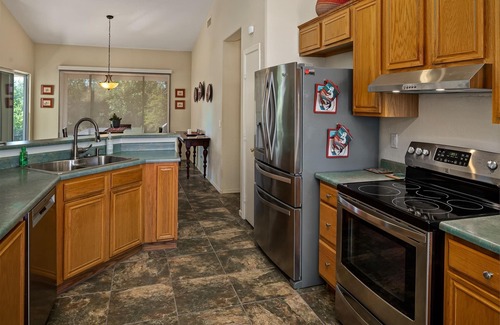 Cottonwood House | Great Cottonwood Location! Community Pool & Hot Tub! - Bronco - S021
