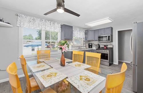 Belleville House | Great Escape 4 bedroom house 2 King Bed in Belleville with WiFi fitness room