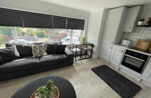 Netley Apartment | Great for contractors- free parking