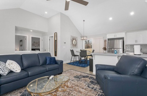 Claycomo House | Great for Groups Sleeps 8 King Beds|Worlds Of Fun