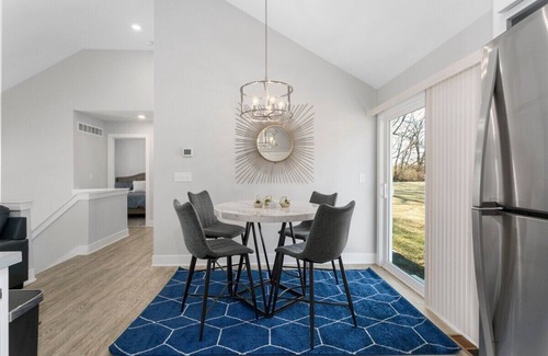 Claycomo House | Great for Groups Sleeps 8 King Beds|Worlds Of Fun