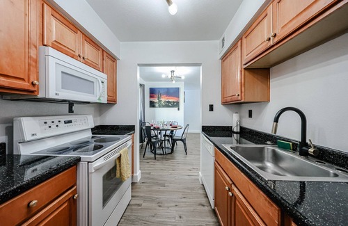 Entertainment District Apartment | Great Full 1B/1Bath Condo Near Restaurants & Bars With Pool