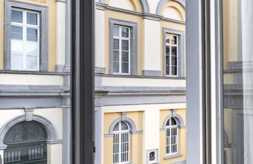 Historical Center Bruges Condo | Great Gatsby room with luxurious bath