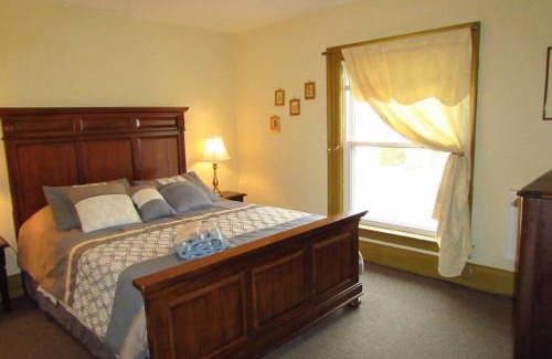 Downtown Niagara Falls House | Great Gorge Guesthouse - Walk to the Falls, the Casino and all Downtown Restaurants - Across from the Aquarium
