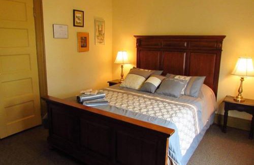 Downtown Niagara Falls House | Great Gorge Guesthouse - Walk to the Falls, the Casino and all Downtown Restaurants - Across from the Aquarium
