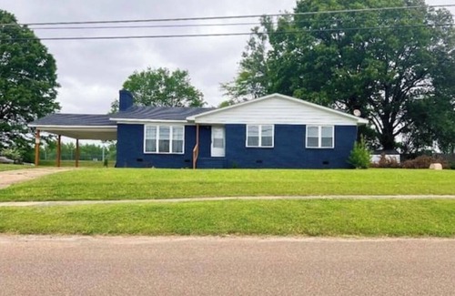 Brownsville House | Great Home in Brownsville, Tennessee 1 Single Bedroom Available for Lodging.