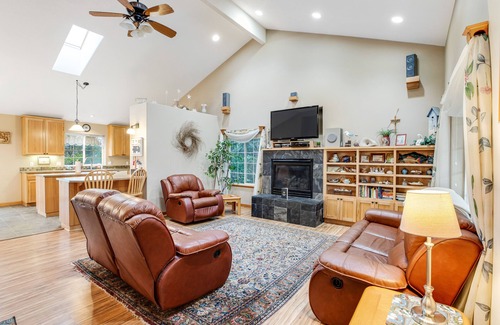 Sunset Beach House | Great home with Ping-Pong table - walk to the beach & Sunset Lake