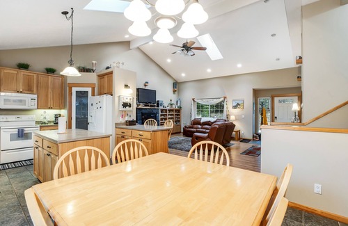 Sunset Beach House | Great home with Ping-Pong table - walk to the beach & Sunset Lake