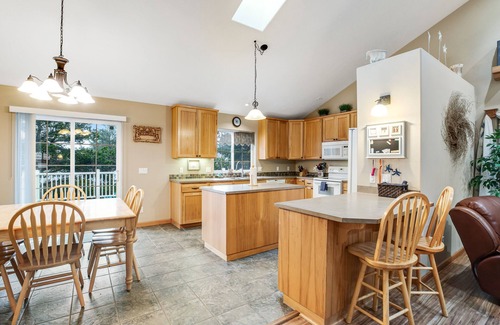 Sunset Beach House | Great home with Ping-Pong table - walk to the beach & Sunset Lake