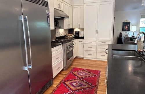 Oxford House | Great Location! 1/2 mile walk to Square & Mile walk to Grove!