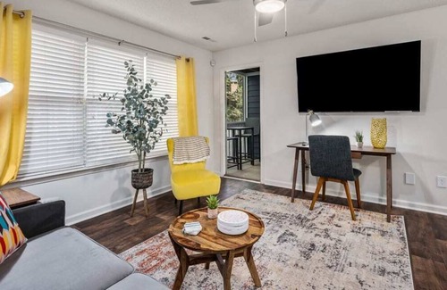 Meadowbrook Apartment | Great location! Easy access to restaurants/shops