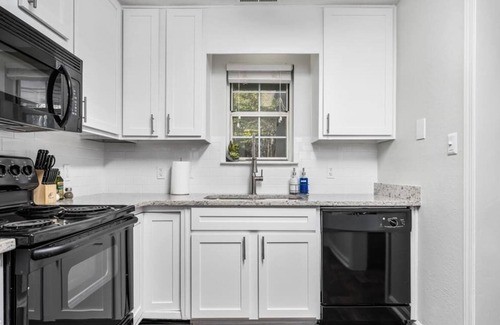 Meadowbrook Apartment | Great location! Easy access to restaurants/shops