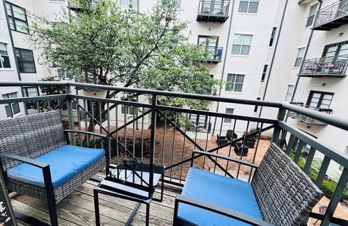 Addison Apartment | Great Location in Addison! Dining & entertainment, you’re just a short walk away