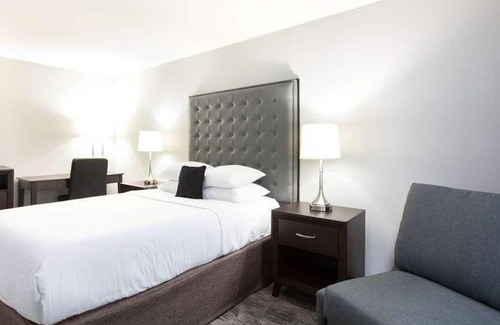 Auburn House | Great Location Near Emerald Downs, Free Parking, Pets Allowed, Free Breakfast