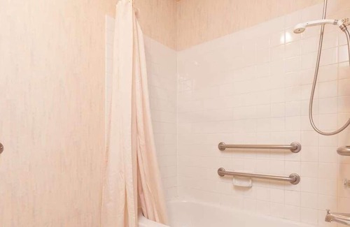 Auburn House | Great Location Near Emerald Downs, Free Parking, Pets Allowed, Free Breakfast