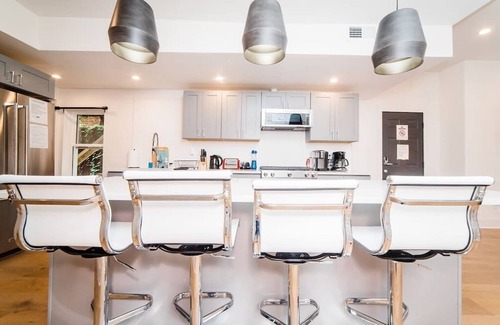 Central Northside Apartment | ★Great Location★ | No Stairs 1st FL | GroupStay |