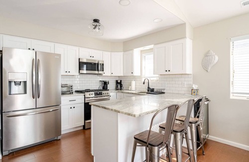 Diamond Beach Condo | Great location, ocean + bay view, heated pool, garage, bikes, recently renovated