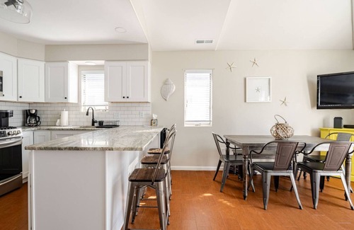 Diamond Beach Condo | Great location, ocean + bay view, heated pool, garage, bikes, recently renovated
