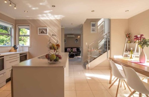 New Plymouth House | Great Location On Gilbert - 3BR 2 level townhouse