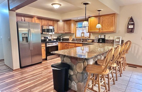 Markey Township Cottage | Great Oaks Cottage - with Hot Tub!