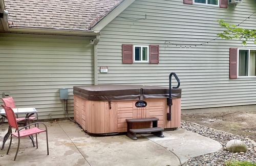Markey Township Cottage | Great Oaks Cottage - with Hot Tub!