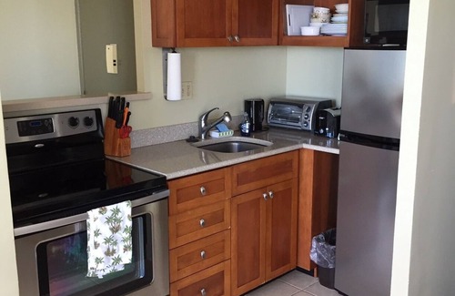 Waikiki Condo | Great Ocean View/500 Ft to Waikiki Beach. Affordable one bedroom condo w/kitchen