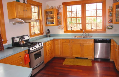Vineyard Haven House | GREAT PRICE!PETS WELCOME! 2 Decks, Porch,Linens Included,Outdoor Shower, A/C