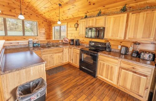Pigeon Forge Cabin | Great Rates in Pigeon Forge 1 mi to PKWY King Bed Near Dollywood Game Rm/Hot Tub