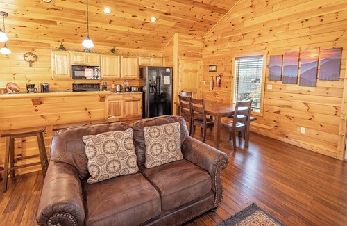 Pigeon Forge Cabin | Great Rates in Pigeon Forge 1 mi to PKWY King Bed Near Dollywood Game Rm/Hot Tub