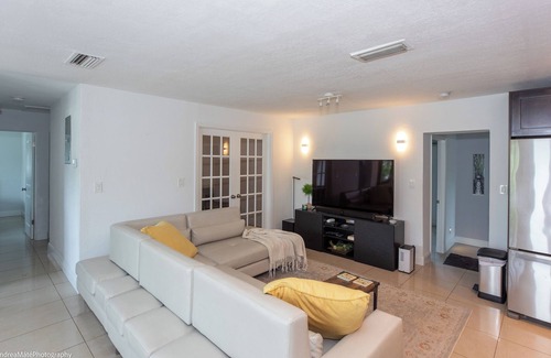 North Andrews Gardens Apartment | Great Room in Awesome Location