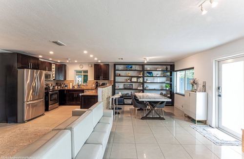 North Andrews Gardens Apartment | Great Room in Awesome Location