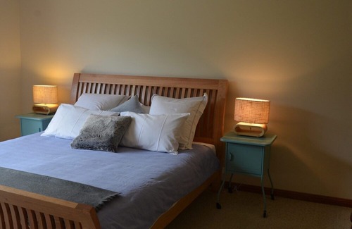 Waterhouse House | Great size for families! 100m to golf course.
