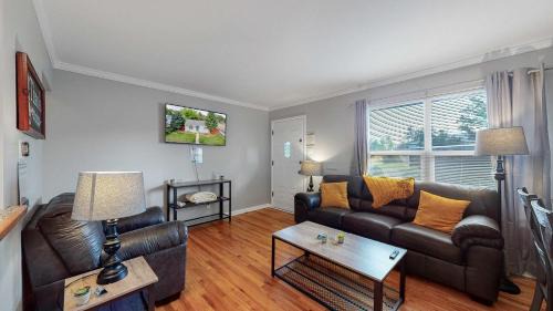 Barnum West House | Great two bedroom family spot with convenient access to downtown