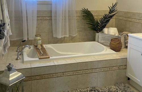 Central Okanagan House | Great view of Okanagan Lake, minutes to six wineries and the beach