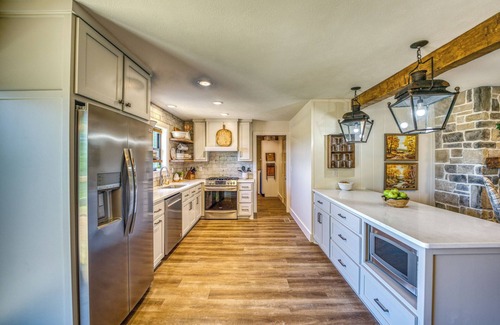 Jasper House | Great Views, gas fireplace, firepit, WiFi, huge deck.