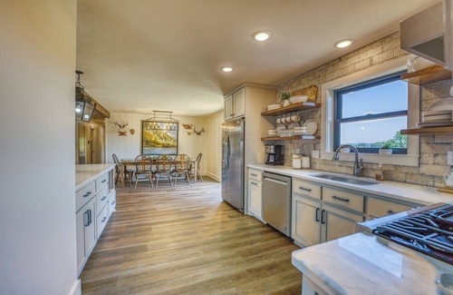 Jasper House | Great Views, gas fireplace, firepit, WiFi, huge deck.