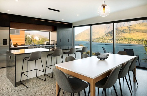 Queenstown House | Great Views! Great Location!n