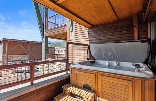 Kimball Junction Condo | Great Views of Utah Olympic Park | Hot Tub | 1 Bdrm+ Loft | Sleeps 8