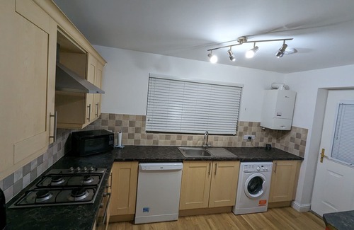 Walsall House | Greatmindz's home away from home Semi-detached house with 2 king size bedrooms