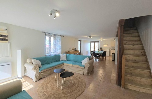 Saint-Meard-de-Drone Cottage | Green cottage in Saint-Méard-de-Drône with terrace and shared pool