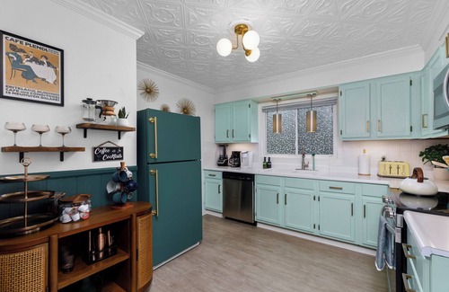 South Kansas City House | Green Cottage w/3 King Beds Peaceful Yet Minutes to Attractions & Arrowhead!