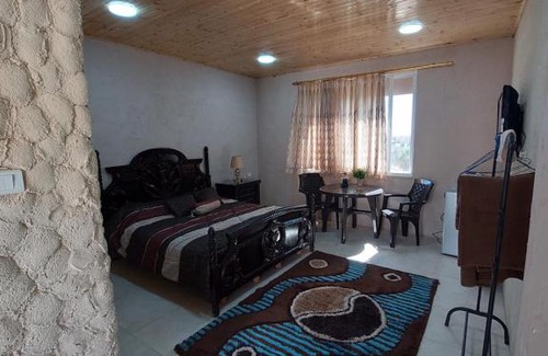 Al-Maghtas Apartment | Green Garden Rooftop