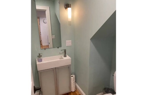 Old North End Apartment | Green House in the Heart of Burlington I