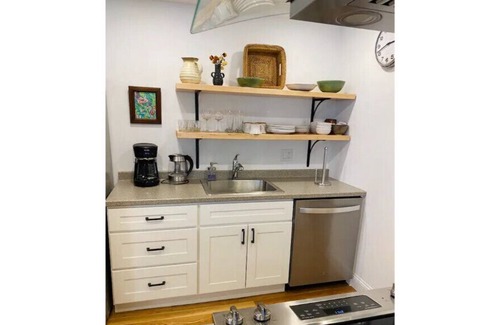 Old North End Apartment | Green House in the Heart of Burlington I