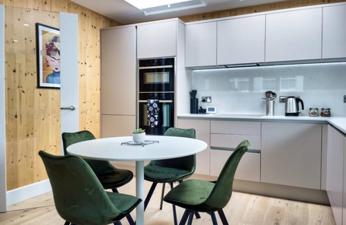 Hove House | Green Mews 2 with Free Parking | By My Getaways